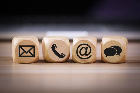 124449805 métodos de contacto primer plano de un bloque de madera de los iconos de teléfono correo